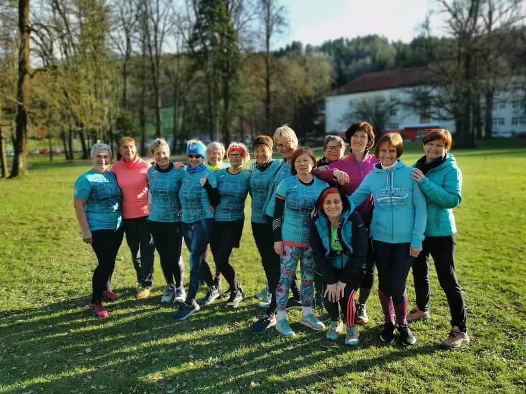 Z grabljami in metlo po poteh Grajskega parka