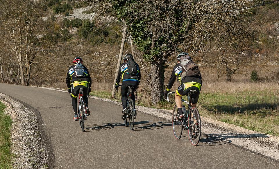 Telesno aktivnih več starejših kot mladih, mladi redkeje uživajo zelenjavo in sadje