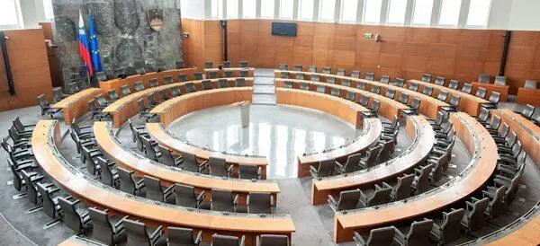 Vlada zamrznila višino premije za dopolnilno zdravstveno zavarovanje