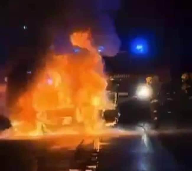 V Črni med vožnjo zagorelo osebno vozilo