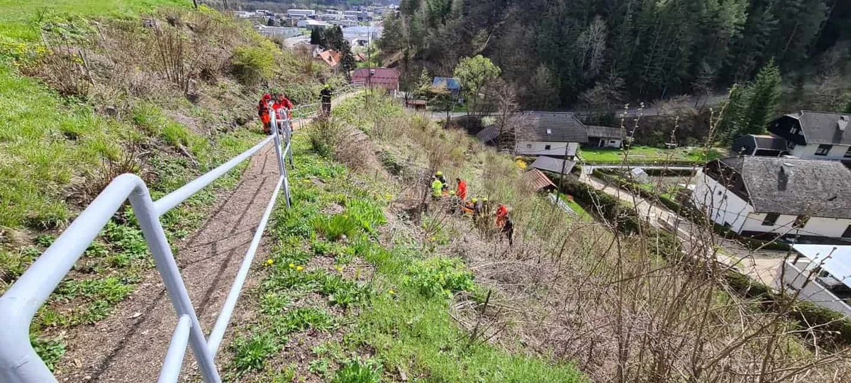 Na Prevaljah gasilci pomagali poškodovani osebi na strmem pobočju (FOTO)