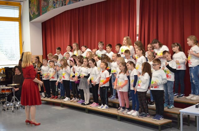 V Dravogradu so prepevali otroški in mladinski pevski zbori (FOTO)