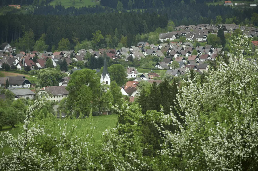 Že poleti skozi Kotlje po novem krožišču