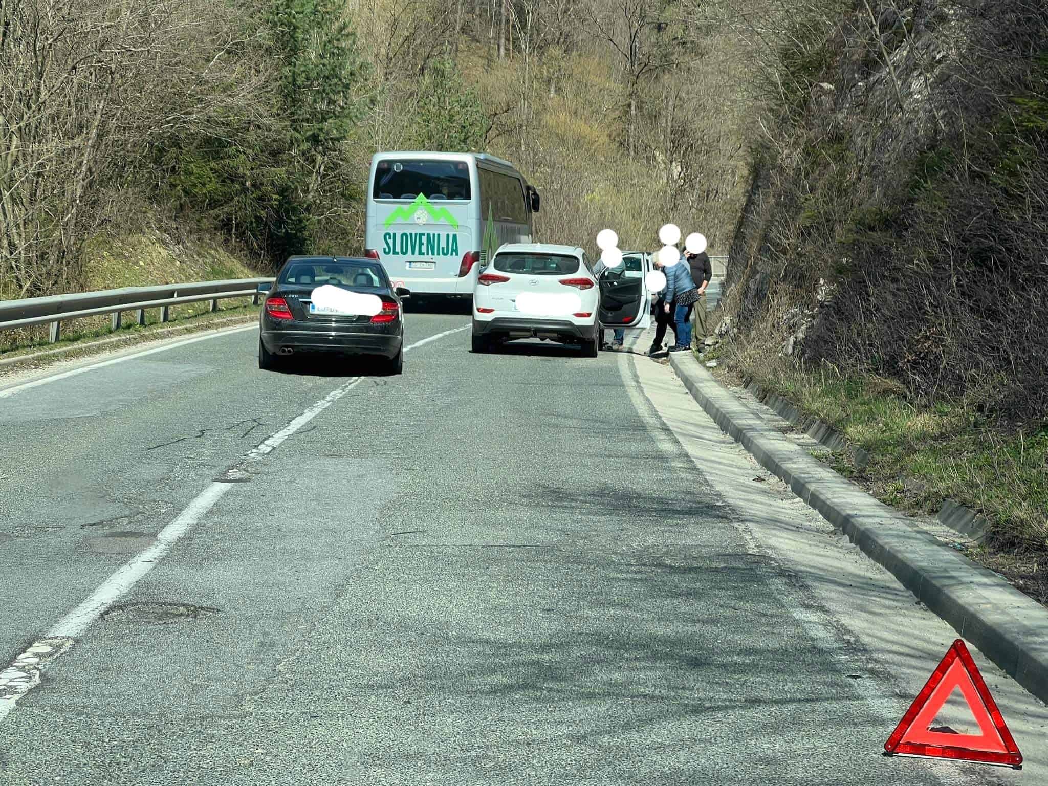 V Paki pri Velenju trčili osebni vozili, eno osebo prepeljali v bolnico