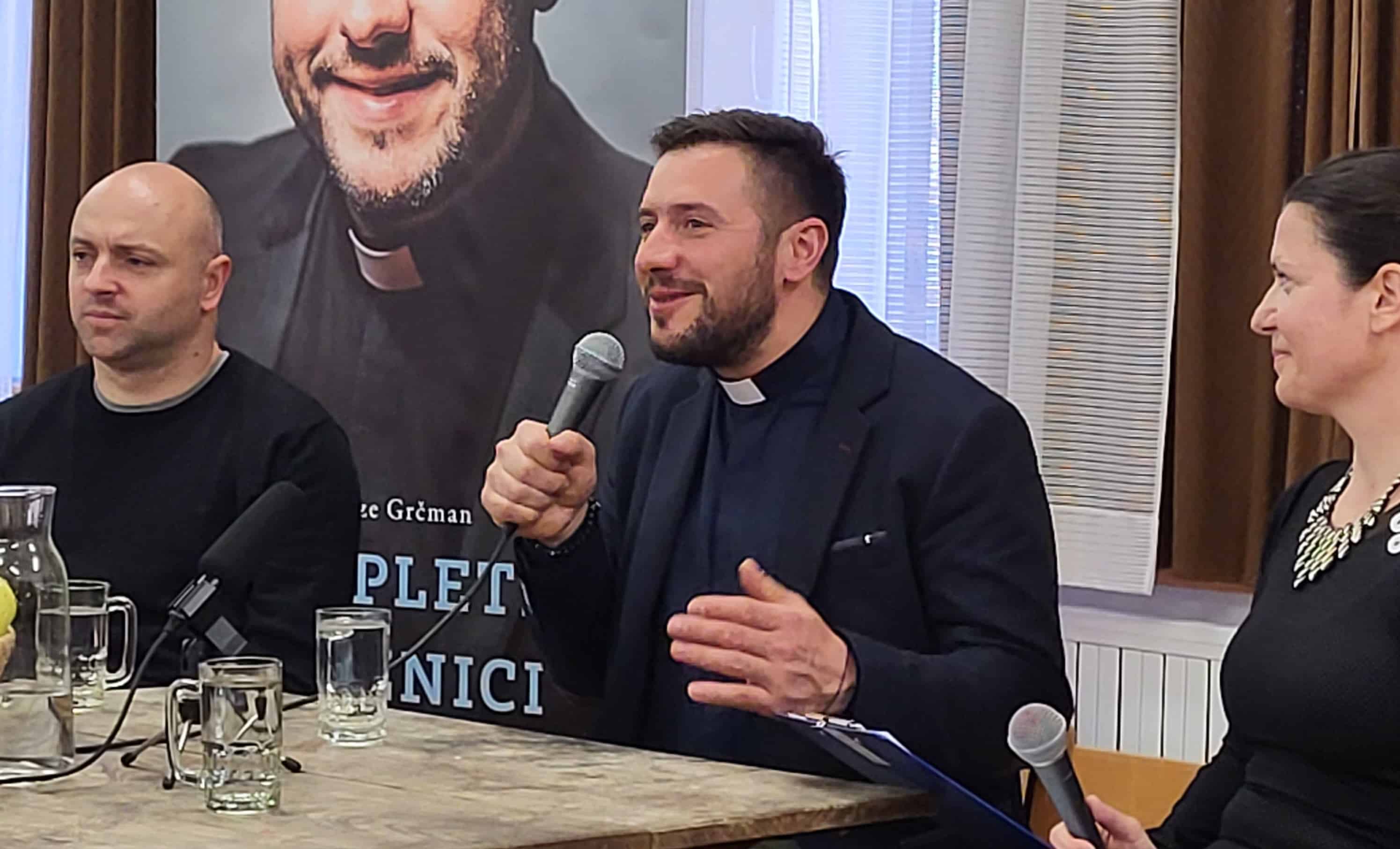 Duhovnik Martin Golob predstavil svojo tretjo knjigo z naslovom Na spletni prižnici 2