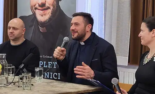 Pretekli konec tedna je na Koroškem gostoval najbolj priljubljen duhovnik v Sloveniji