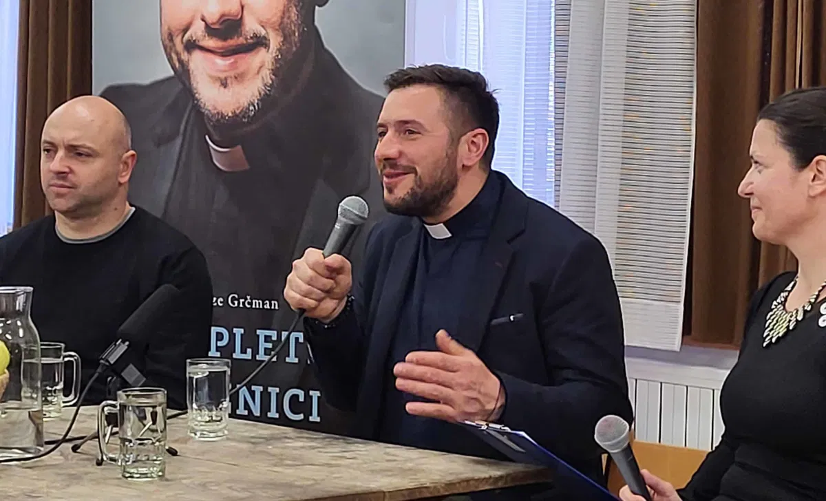 Duhovnik Martin Golob predstavil svojo tretjo knjigo z naslovom Na spletni prižnici 2
