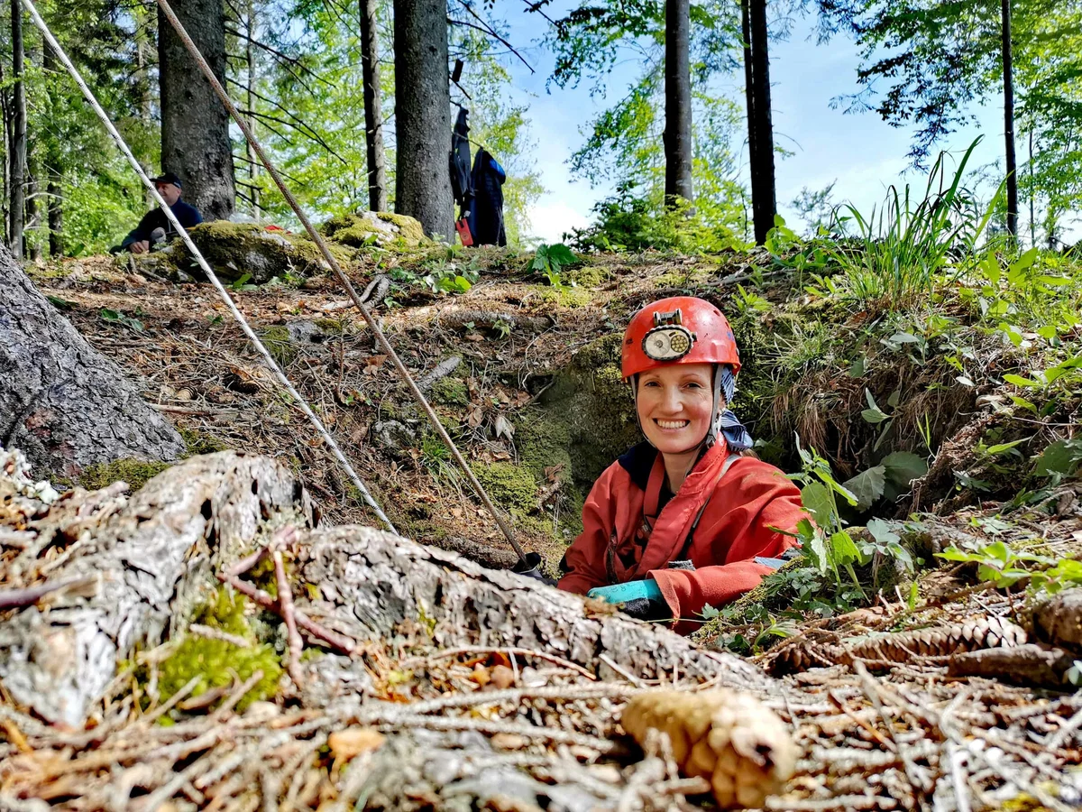 Spoznajte Matejo Mazgan Senegačnik, ki je izjemna ženska ter predana jamarska reševalka