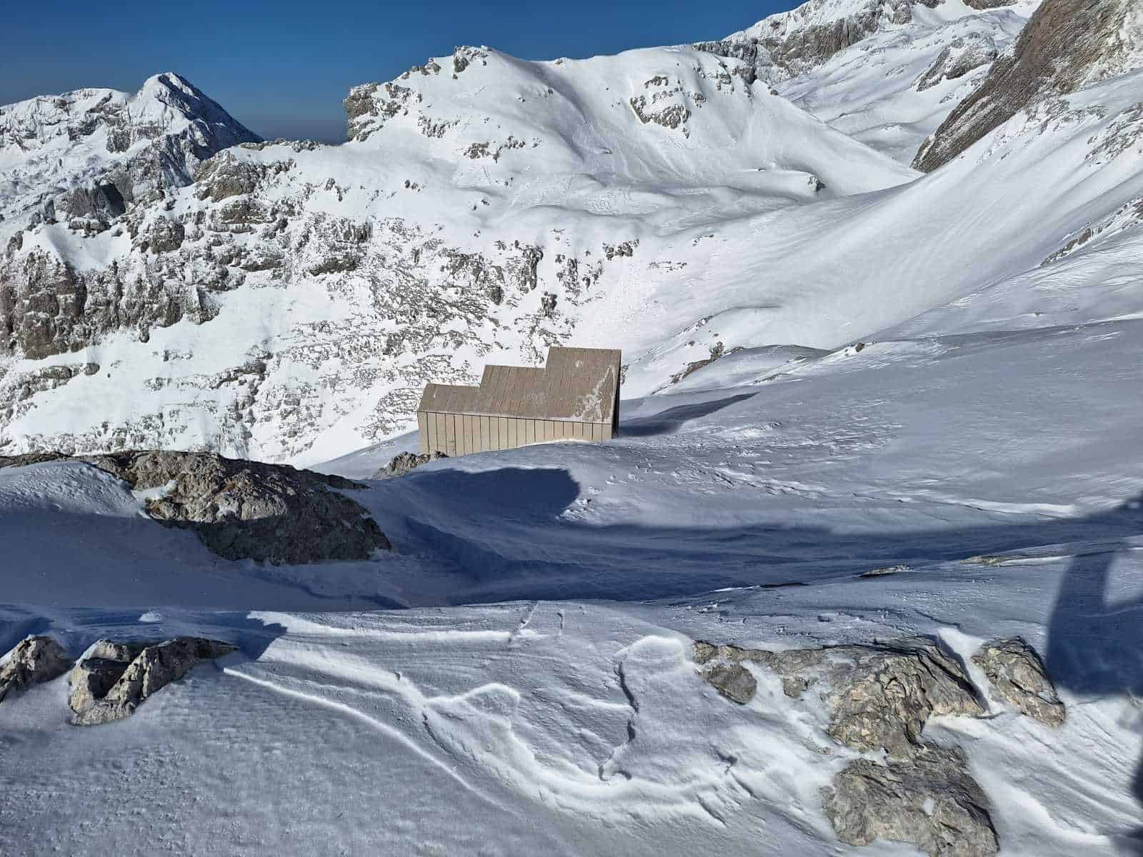 V zdravstveni oskrbi še trije ponesrečeni v plazu pod Malo Mojstrovko