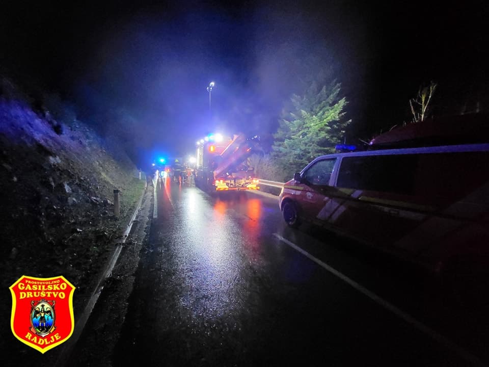 Zgodila se je delovna nesreča na težko dostopnem terenu. Posredovali so gasilci