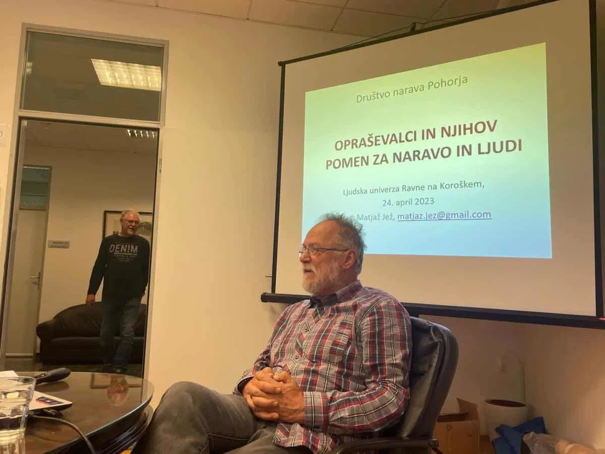 Na Ravnah na Koroškem je potekalo predavanje "Kako pomagati opraševalcem"