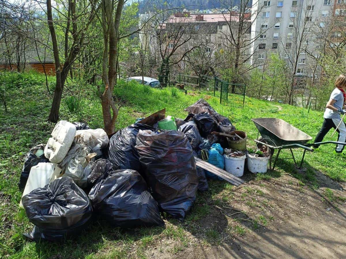 V okviru čistilne akcije na Ravnah so pobrali okoli 5.000 kg odpadkov