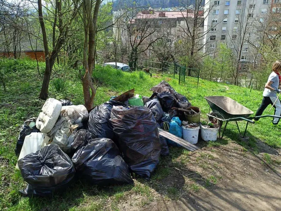 V okviru čistilne akcije na Ravnah so pobrali okoli 5.000 kg odpadkov