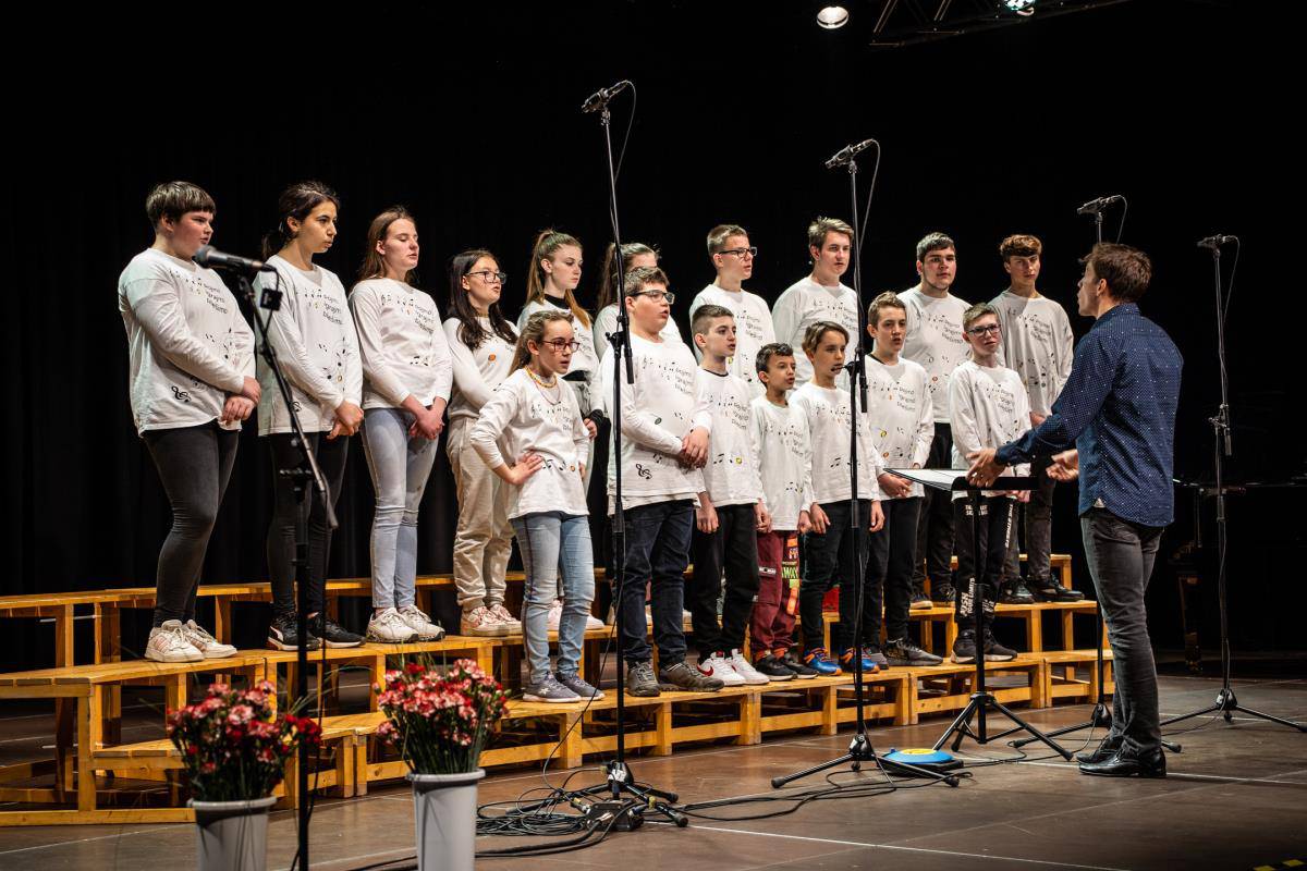 Naše pesmi naj donijo