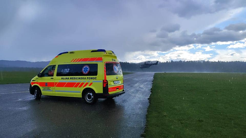 Helikopter slovenske vojske na letališču v Slovenj Gradcu prepeljal obolelo osebo