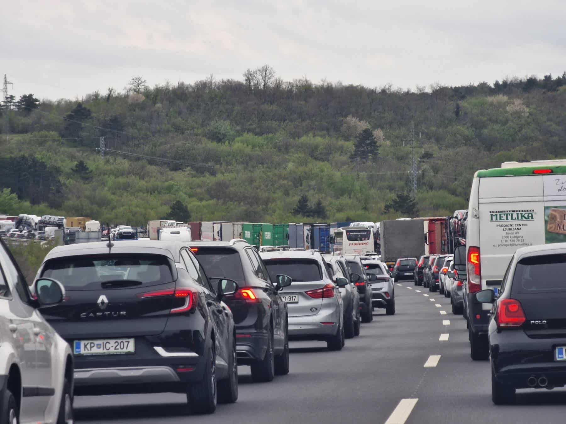 Na cestah danes pričakovati več prometa zaradi konca praznikov in smučarske tekme