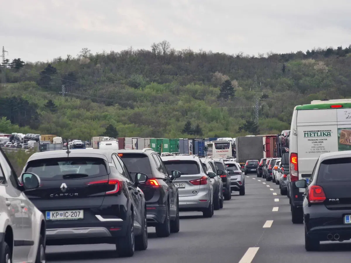 Sončen konec tedna se nadaljuje z zgoščenim prometom in zastoji
