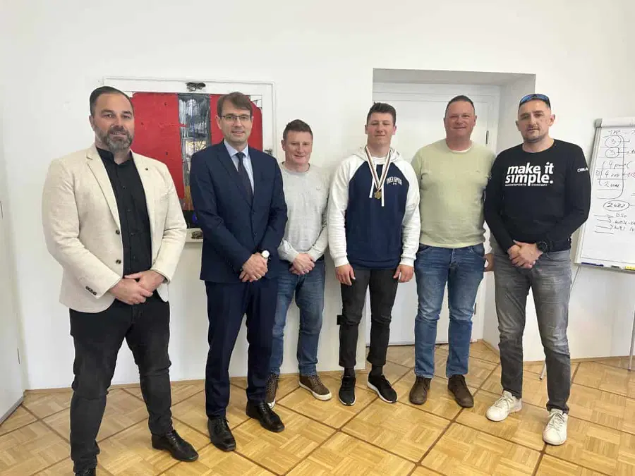 Svetovni mladinski prvak v smuku Rok Ažnoh na obisku na ravenski občini