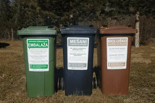V času božičnih in novoletnih praznikov spremenjen urnik odvoza odpadkov