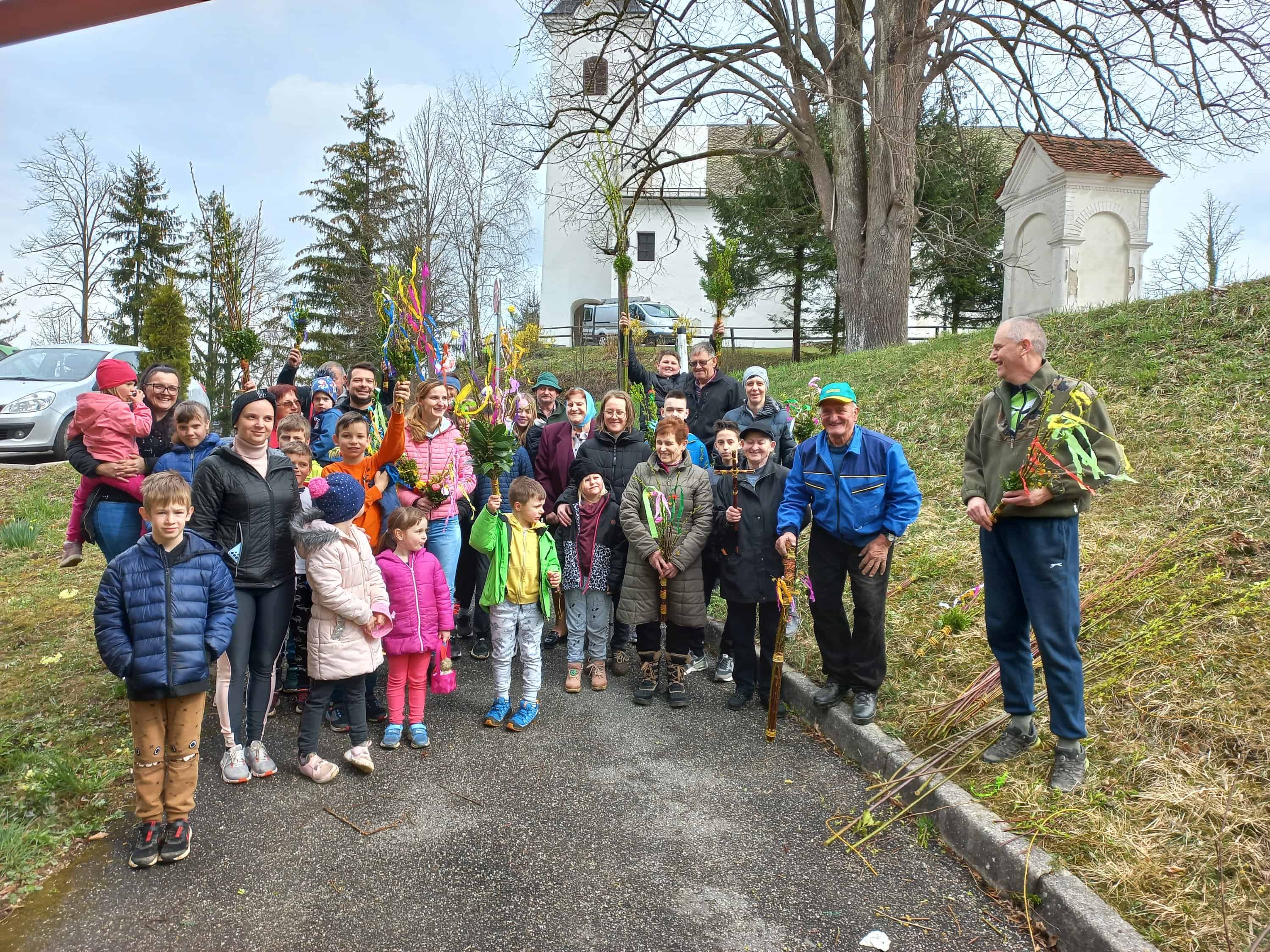 Otroci v Šmiklavžu in Podgorju skupaj z mentorji izdelovali snope (FOTO)