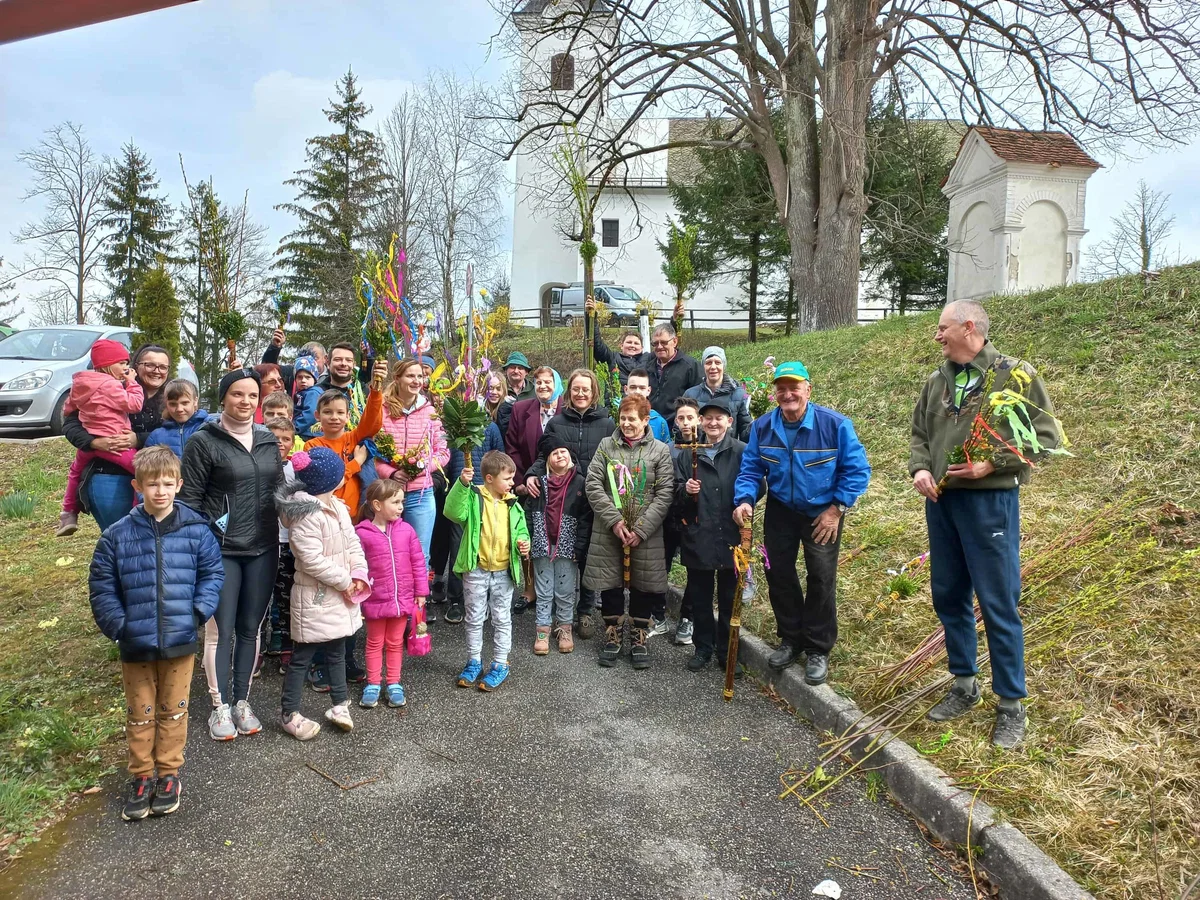 Otroci v Šmiklavžu in Podgorju skupaj z mentorji izdelovali snope (FOTO)
