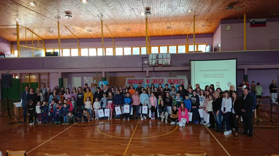 V Dravogradu podelili nagrade za najboljša likovna in literarna dela ter filme na temo "Naravne in druge nesreče –Pomoč potrebujemo vsi" (FOTO)