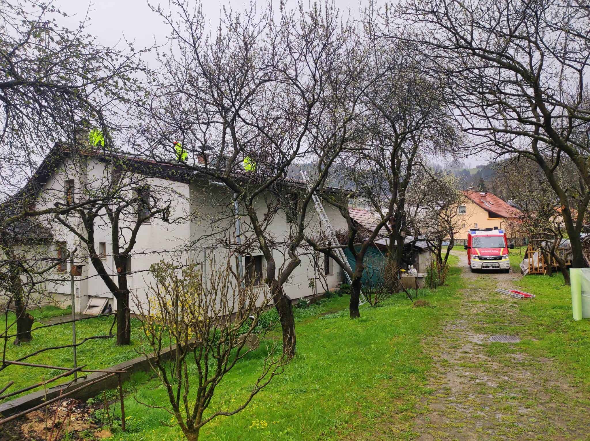 V Vuzenici na stanovanjskem objektu poškodovana kritina