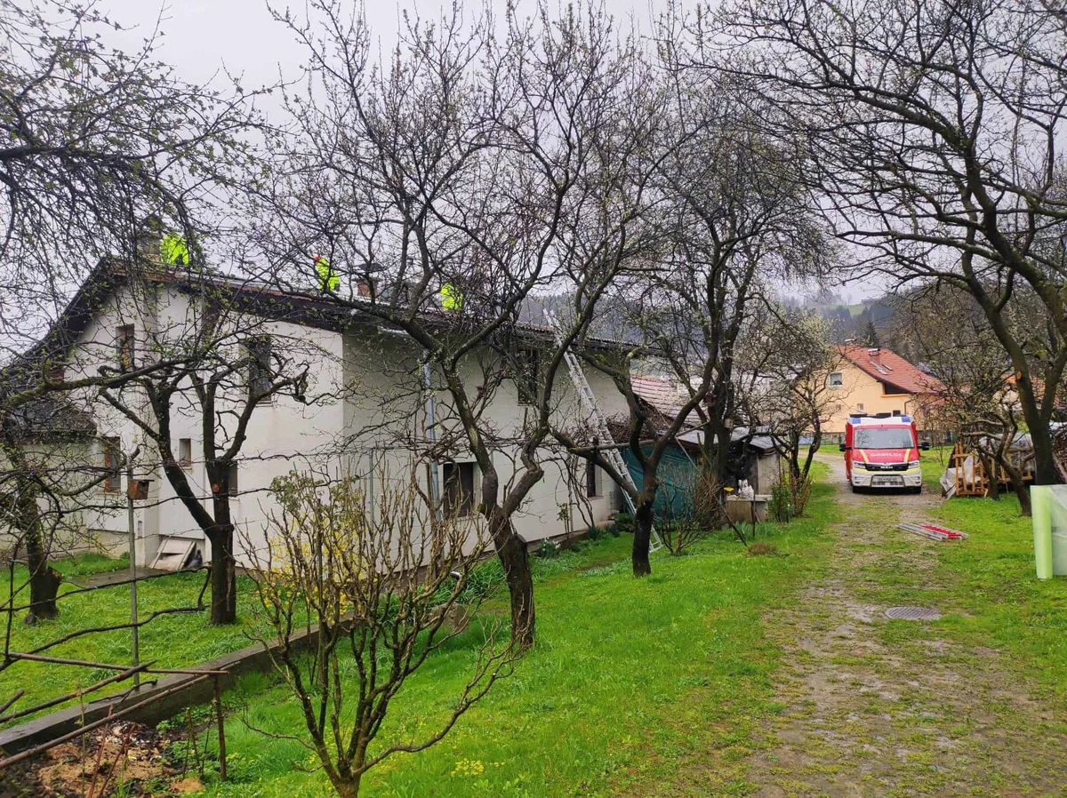 V Vuzenici na stanovanjskem objektu poškodovana kritina