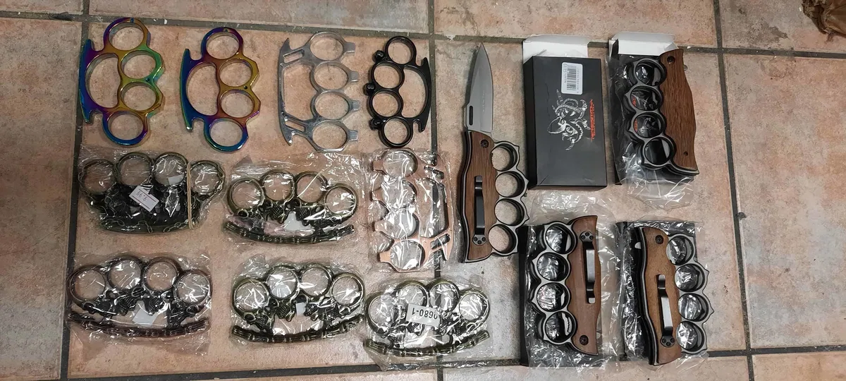 Policisti so v Velenju zasegli hladno orožje