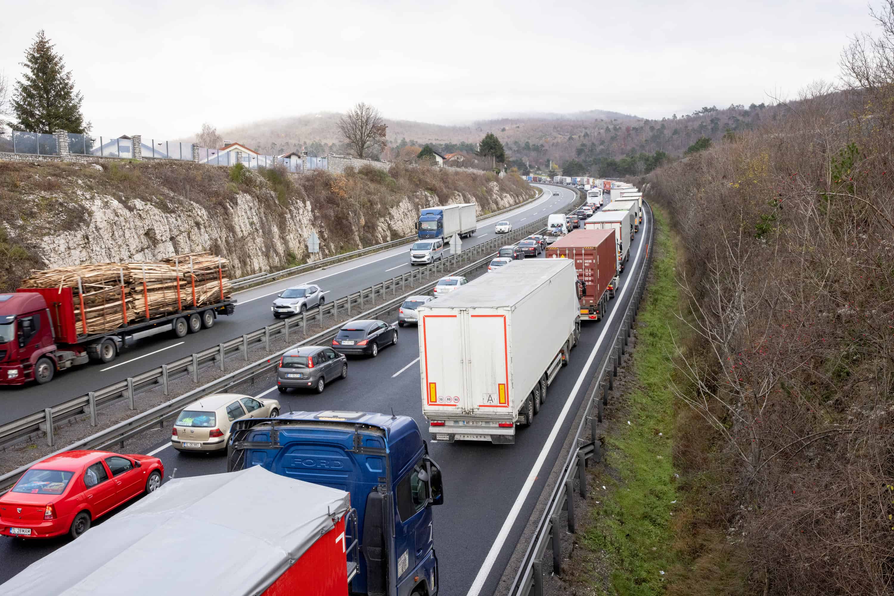 Primorska avtocesta zaradi nesreče zaprta med predorom Kastelec in Kozino proti Ljubljani