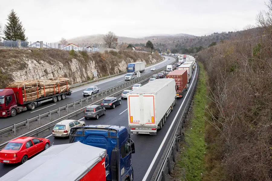 Zaradi povečanega prometa dolgi zastoji pri Zagrebu prav tako zastoji na ljubljanski obvoznici proti Primorski