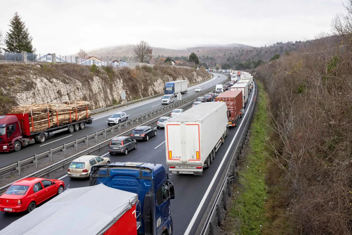 Primorska avtocesta zaradi nesreče zaprta med predorom Kastelec in Kozino proti Ljubljani