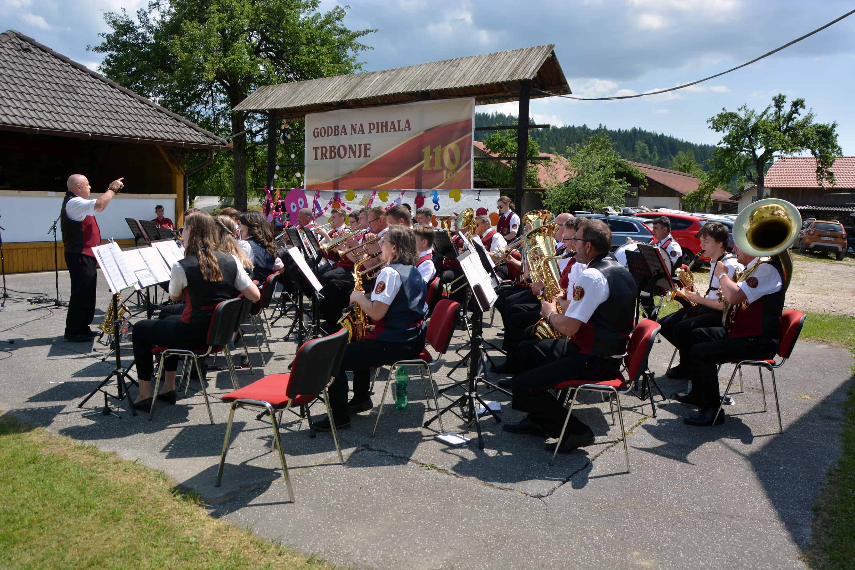 V Trbonjah so se krajani srečali pod lipo in prisluhnili koncertu godbe na pihala ob 110 letnici delovanja
