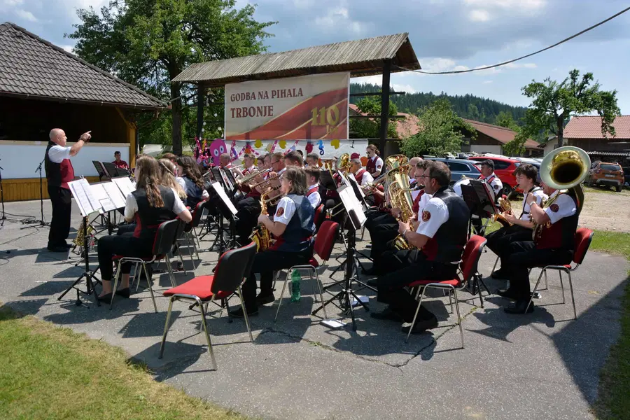 V Trbonjah so se krajani srečali pod lipo in prisluhnili koncertu godbe na pihala ob 110 letnici delovanja