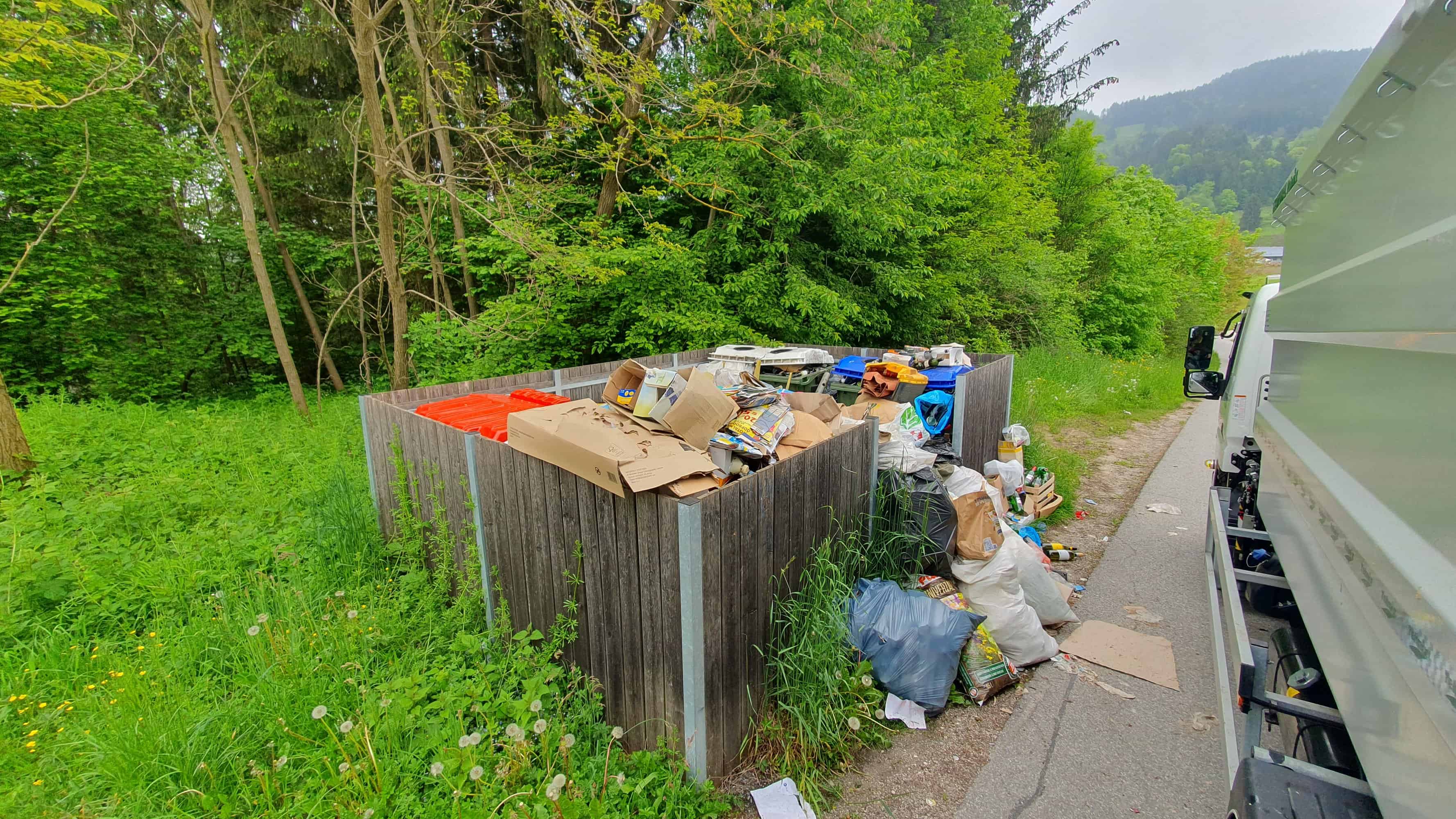 Ker je Eko otok na Legnu postal divje odlagališče, so ga danes odstranili (FOTO)