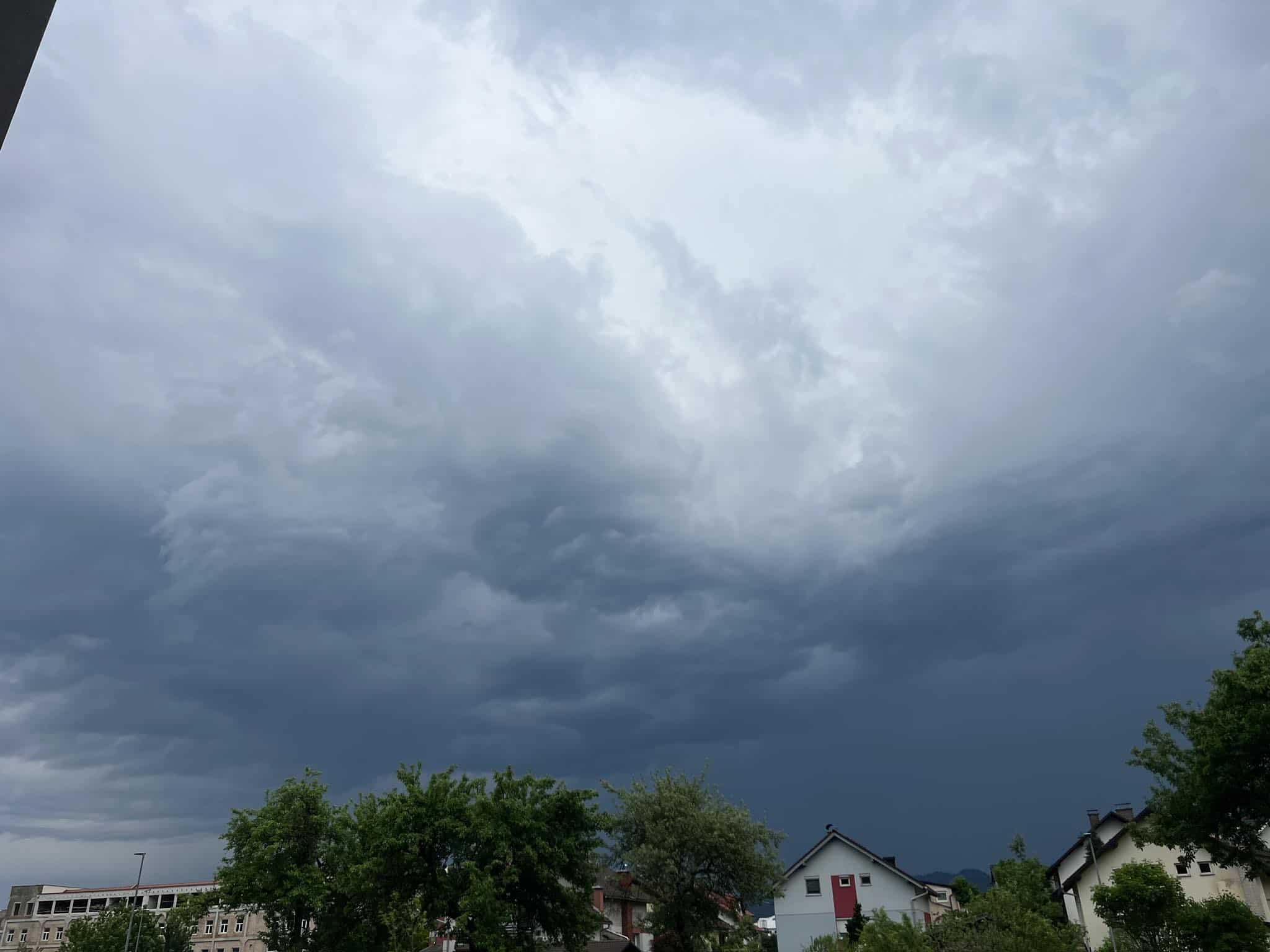 Arso tudi za Koroško izdal oranžni alarm. Širše območje Maribora zajelo hudo neurje