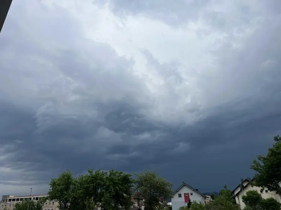 Arso tudi za Koroško izdal oranžni alarm. Širše območje Maribora zajelo hudo neurje