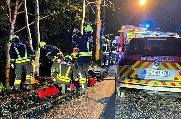 FOTO: Voznica ob izstopu iz vozila padla 30 metrov po strmem bregu in pristala v potoku