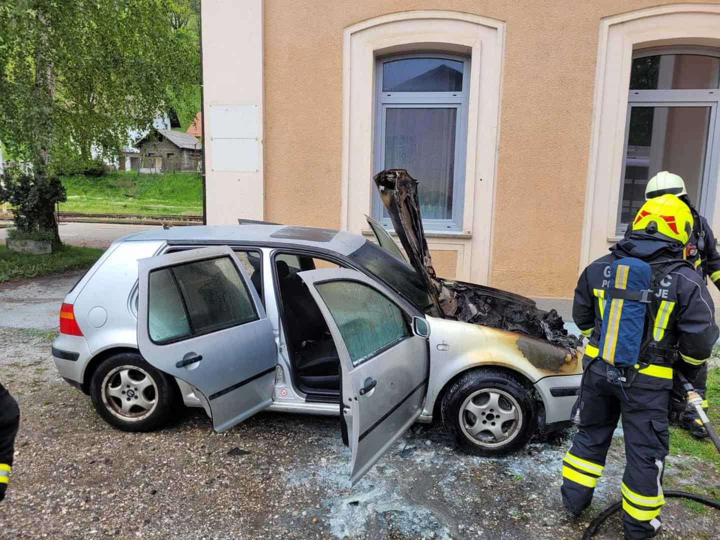 Na Prevaljah je zagorelo vozilo