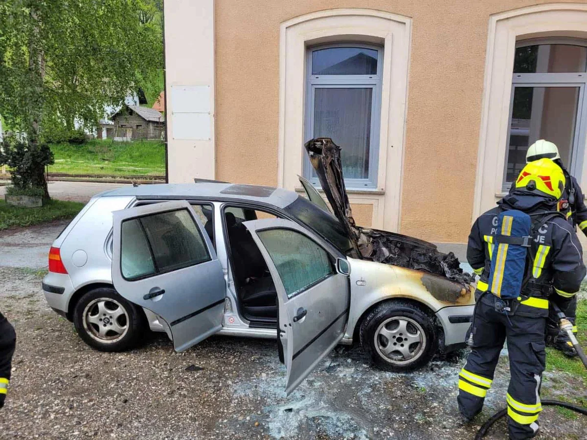 Na Prevaljah je zagorelo vozilo