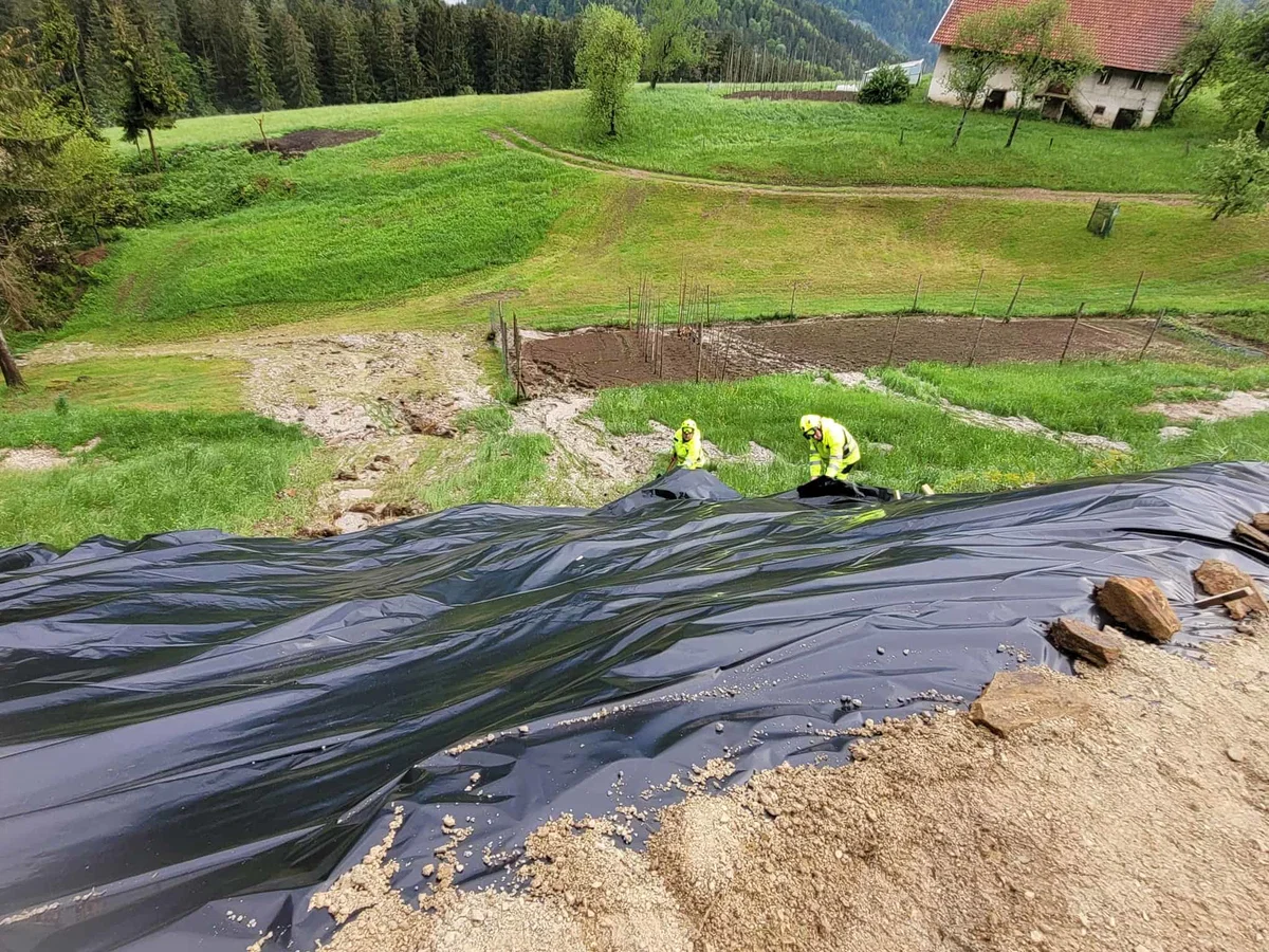 Vreme še najprej povzroča preglavice, gasilci že hitijo na intervencije