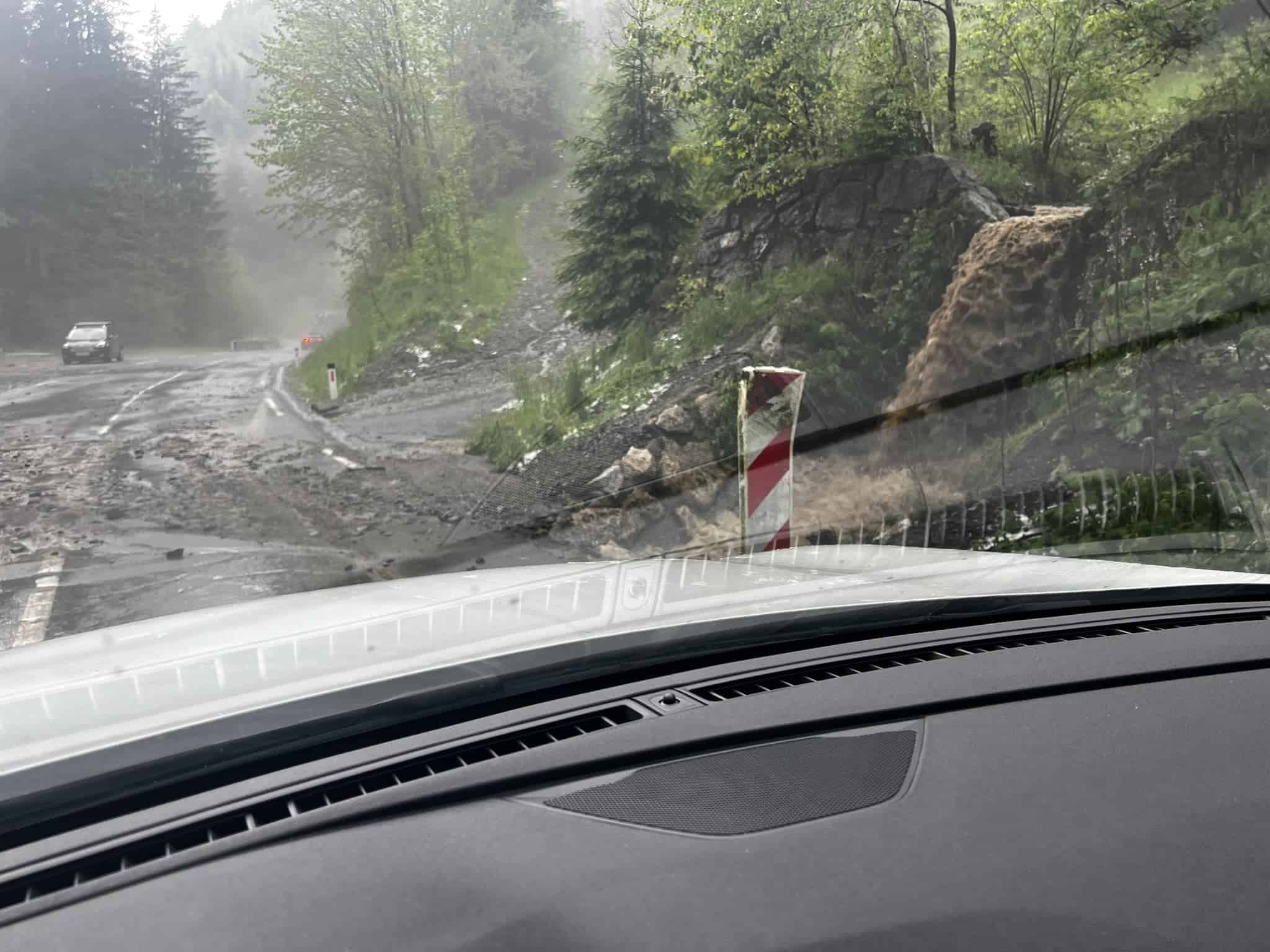 POZOR: Na cesti proti Slemenu več zemeljskih plazov