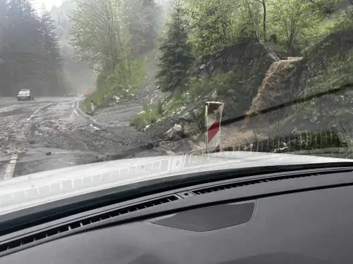 POZOR: Na cesti proti Slemenu več zemeljskih plazov