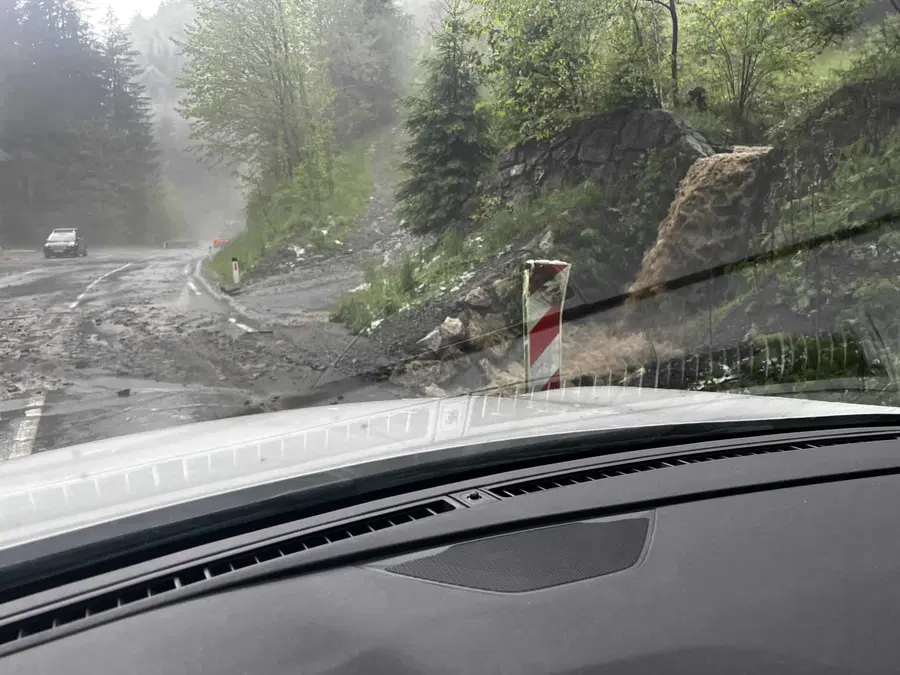 POZOR: Na cesti proti Slemenu več zemeljskih plazov