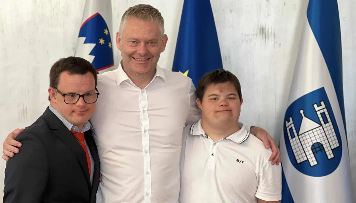 Učenci in učenke Tretje osnovne šole Slovenj Gradec na obisku pri županu Kluglerju