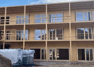 Na Ravnah gradnja sodobnega centra starejših KO-RA v polnem teku