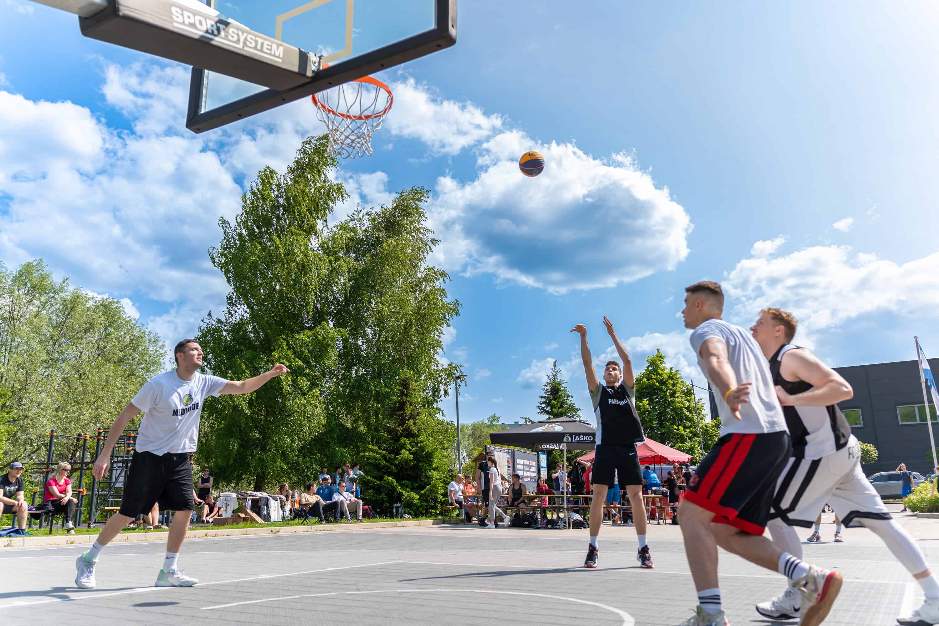 Hop Streetball turnir postregel s košarko, rapom in zabavo za staro in mlado (FOTO)