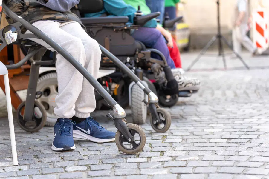 Sindikat osebnih asistentov s stavko opozarja na nezadostno financiranje in vse slabše pogoje dela