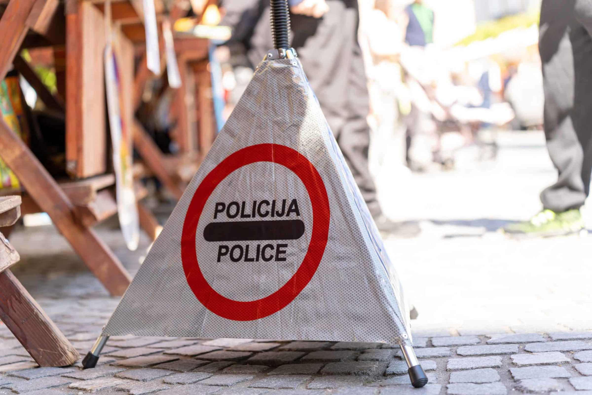 V prometni nesreči na Ravnah se je hudo poškodovala peška