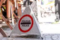 V prometni nesreči na Ravnah se je hudo poškodovala peška